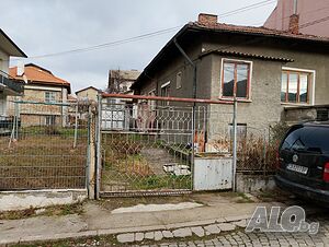 Продавам солидна къща с веранда, висок гараж, 2 мазета, с допълн. къща и градинка с алея
