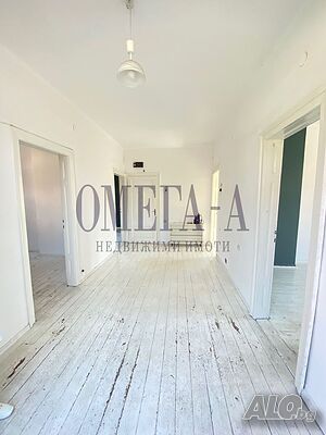 дава под наем, етаж от къща, център