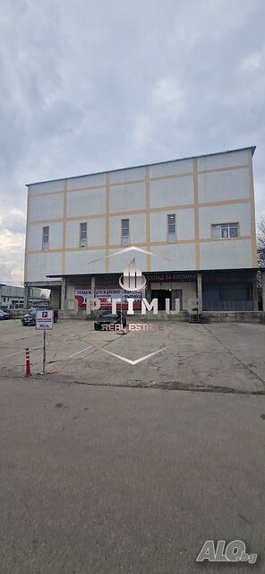 Продажба на две промишлени сгради в Широк център.