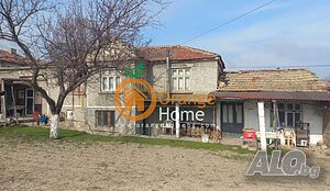 Двуетажна тухлена къща 180 м2, само на 25 км от Варна и морето, гр. Девня