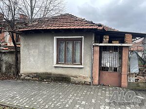 къща с двор 400м. кв. се продава