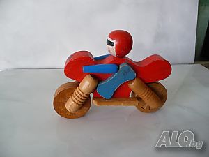 Дървена фигурка играчка мотоциклетист с мотоциклет мотор
