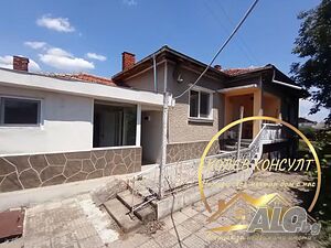 Продавам къща с. Добри дол