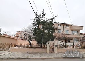 Триетажна къща в старата регулация на кв. Сарафово.