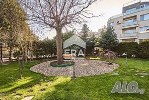 Луксозно обзаведен тристаен апартамент, слънчев и просторен, със собствен двор, в кв. Бриз, гр. Варн..