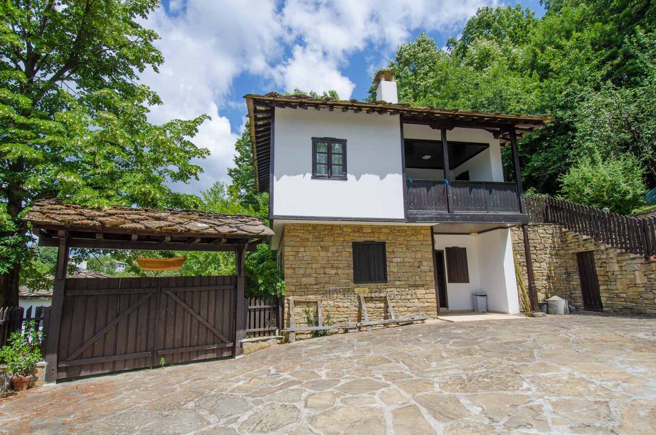 Комплекс от две къщи в Боженци в продажба Двуетажна къща 220 кв.м РЗП 761 кв.м двор | Къщи, Вили | Боженците