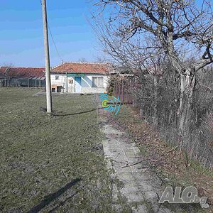 Малка обитаема къща с хубав равен двор