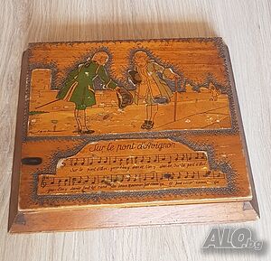 Старинна дървена кутия