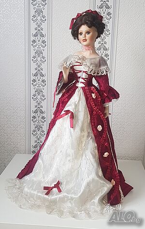 Порцеланова кукла със стойка