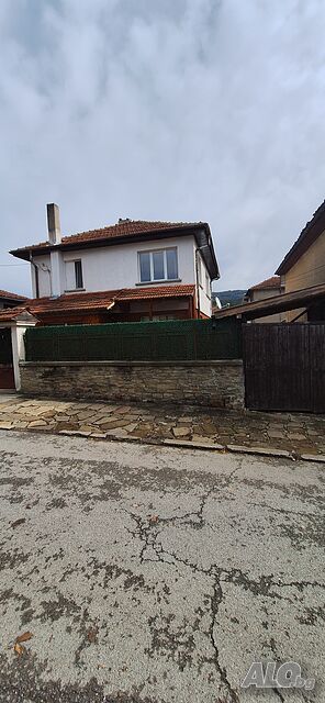 Къща с двор