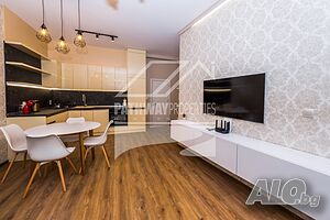 Луксозен двустаен апартамент с гараж на метри от морската градина