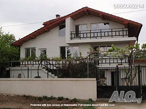 Собственик продава масивна триетажна къща в центъра на с. Бенковски, на 12км. от гр. Варна