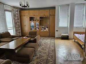 Продава тристаен апартамент