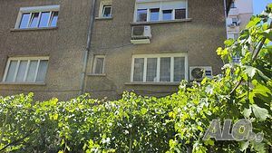 Продажба на етаж от къща с двор