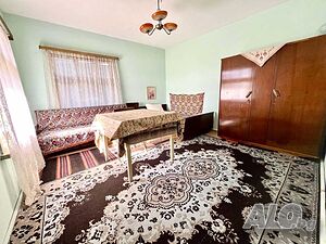 Двуетажна тухлена къща в централната част на с. Дълго поле