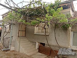 Къща с голям двор в с. Ново Железаре, на асфалтирана улица