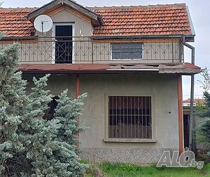 Две къщи в един двор 1200кв.м. в с. Отец Кирилово
