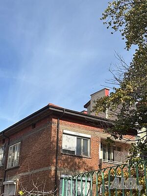 Самостоятелен етаж от масивна къща на плочи в кв. Мараша с гараж и паркоместа, на ТОП ЛОКАЦИЯ