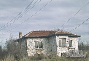 Голямо УПИ - 3760кв.м. със стара тухлена къща в с. Болярино, партиди ток и вода