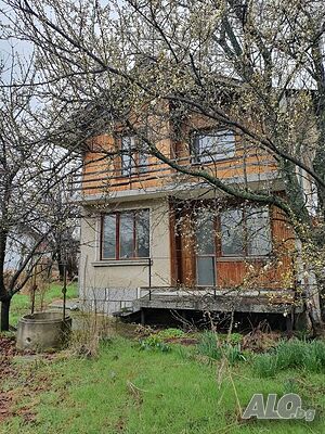Двуетажна масивна къща на плочи в с. Зелениково, с панорамна гледка