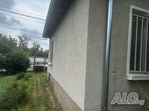 Тухлена къща в централната част на с. Дрангово с голям двор 1150кв.м.