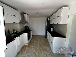 Обзаведена двуетажна тухлена къща в с. Върбен с голям облагороден двор