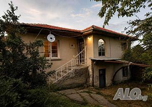 Тухлена къща в с. Сухозем с голям двор 1200кв.м.