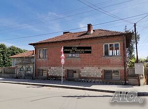 Двуетажна тухлена къща в централната част на с. Милево, на две асфалтирани улици