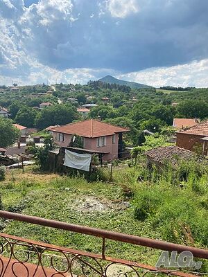 Двуетажна тухлена къща за ремонт в централната част на с. Розовец