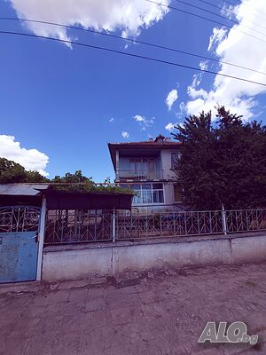 Продава се двуетажна къща