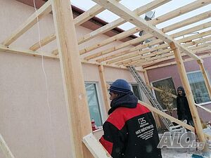 Ремонт на покриви изграждане на навеси хидроизолация битумни керемиди пренарежда керемиди