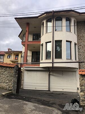 Продавам двуфамилна къща