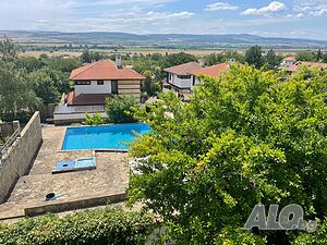Двуетажна къща в село Горица.