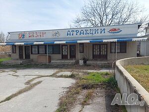 Парцел 621 кв.м в идеален център на с Кранево, в който има сграда с 5 магазина за пром стоки