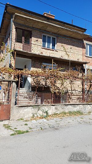 Продавам в гр. Сливен 3етажна къща
