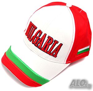 Шапка с козирка, с цветовете на българския трикольор и надпис Bulgaria, с регулируема лента