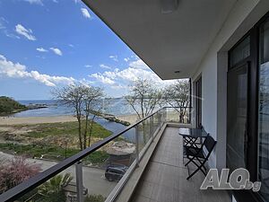 Луксозен тристаен апартамент с морска панорама на първа линия море, Приморско