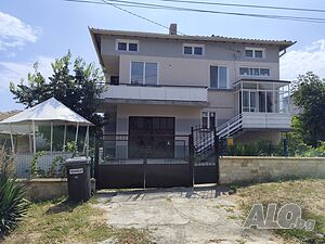Продава се реновирана триетажна къща в съседство с град Обзор в морския град Бяла