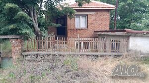 Двуетажна Къща с двор в село Войника.