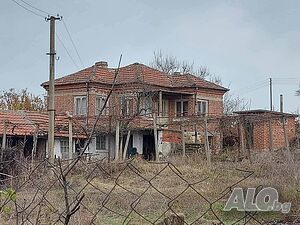 Двуетажна къща 96 кв.м с двор 2030 кв.м в с. Маломир