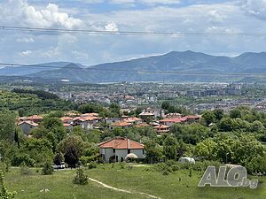 Продава се жилищна сграда на красиво място