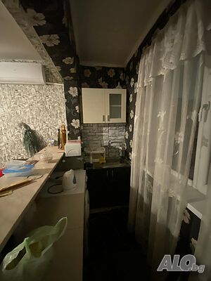Продавам двустаен преустроен в тристаен