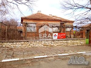 Едноетажна къща в живопистна местност до река Камчия