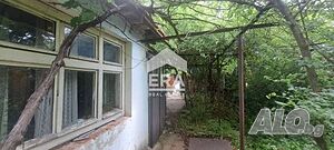 Масивна едноетажна къща в с. Подвис