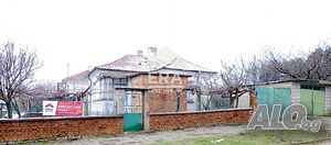 Къща с масивен гараж в село Подвис