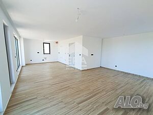 Дом, в който всеки ден започва с красива зелена панорама и гледка към морето