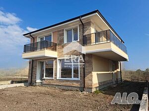Двуетажна къща със собствен двор и две паркоместа.