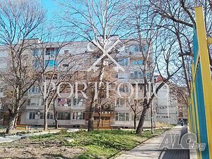 Тристаен апартамент с перфектна локация в к/с Лазур на 50 метра от вход на морска градина! В продажб..