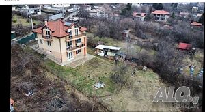 Продава триетажна къща