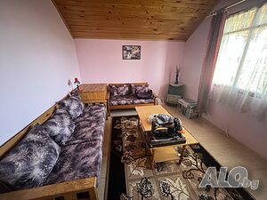 Масивна триетажна къща в м. Лозарски връх